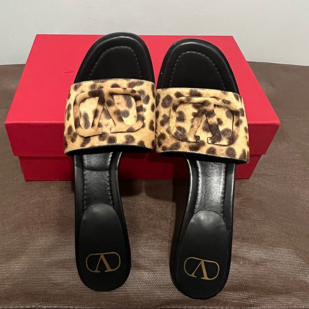 VALENTINO
VALENTINO Calf Hair Leopard Print VLogo Mid